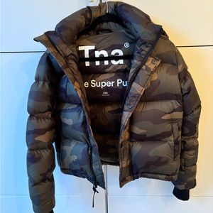 Aritzia Shorty Supper Puff in XXS